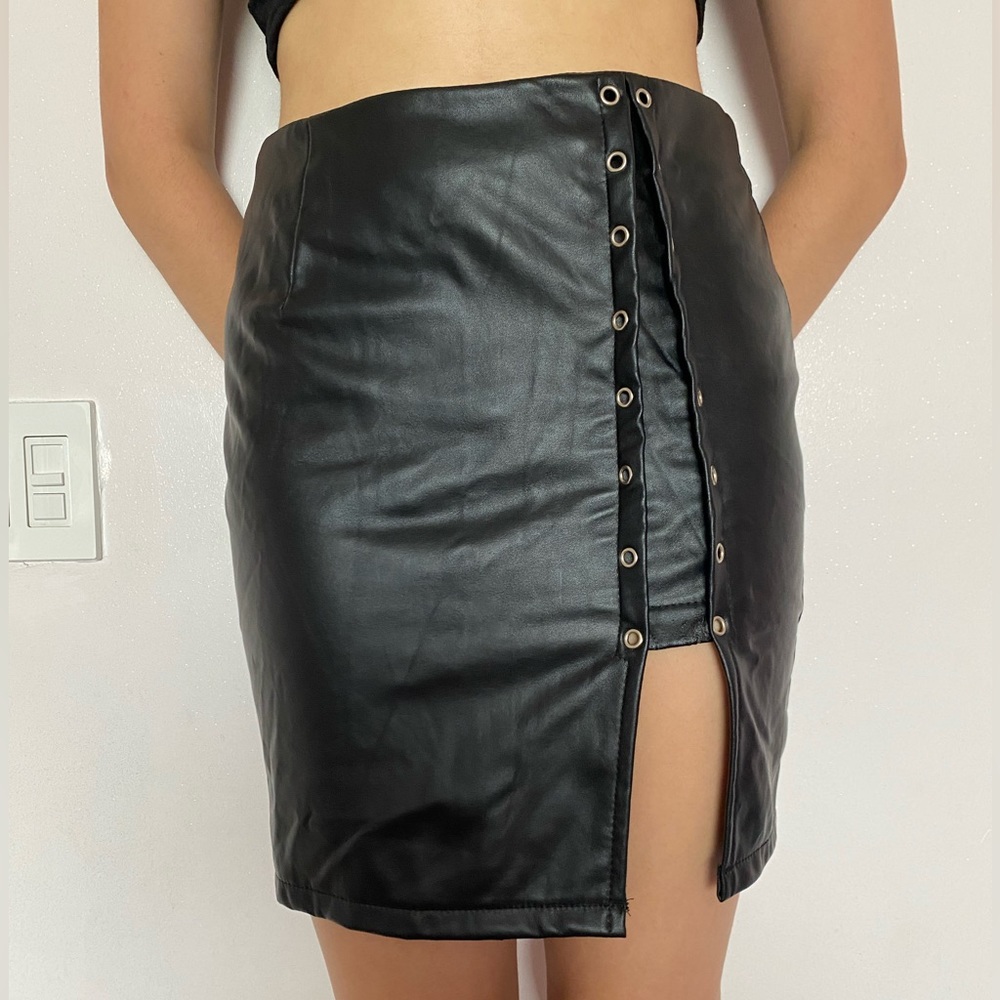 Cute Black, leather pencil skirt.